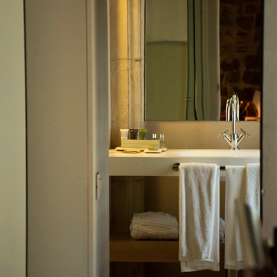 Bathroom of the Premium Junior Suite at the Mercer Hotel Barcelona