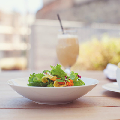Salade et cocktail sur la terrasse du Mercer Hotel Barcelona